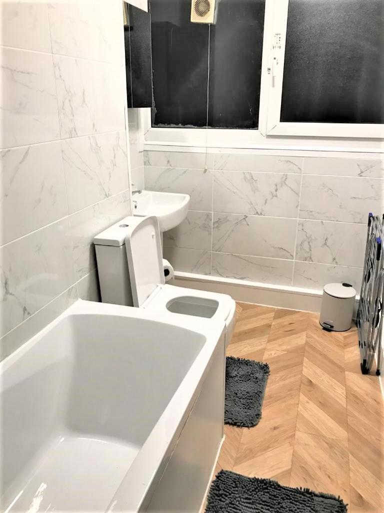 Lovely 2 Bedroom Close To Plaistow Station Appartamento Londra