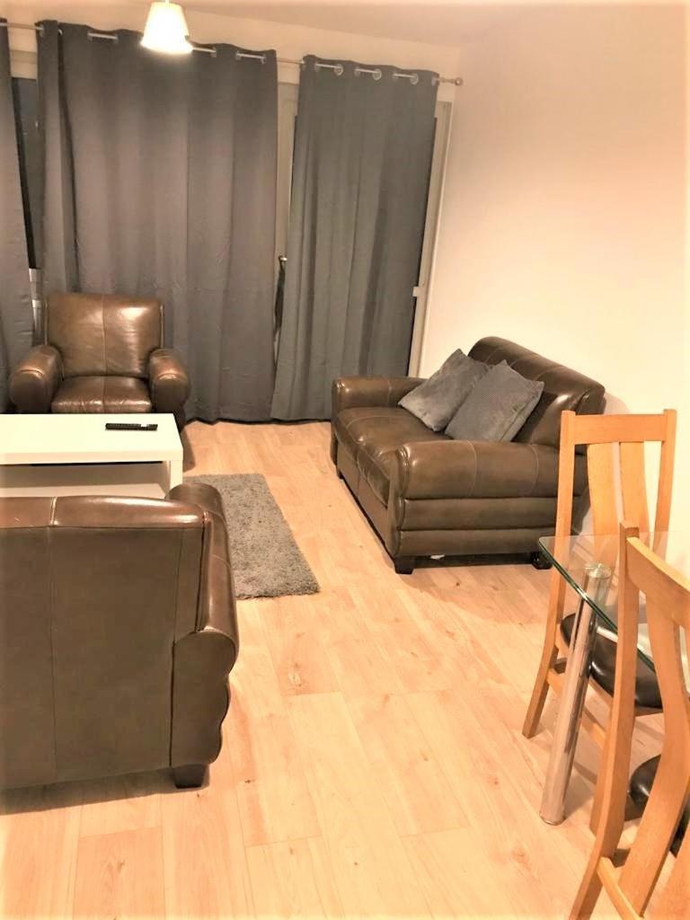 Lovely 2 Bedroom Close To Plaistow Station Londra